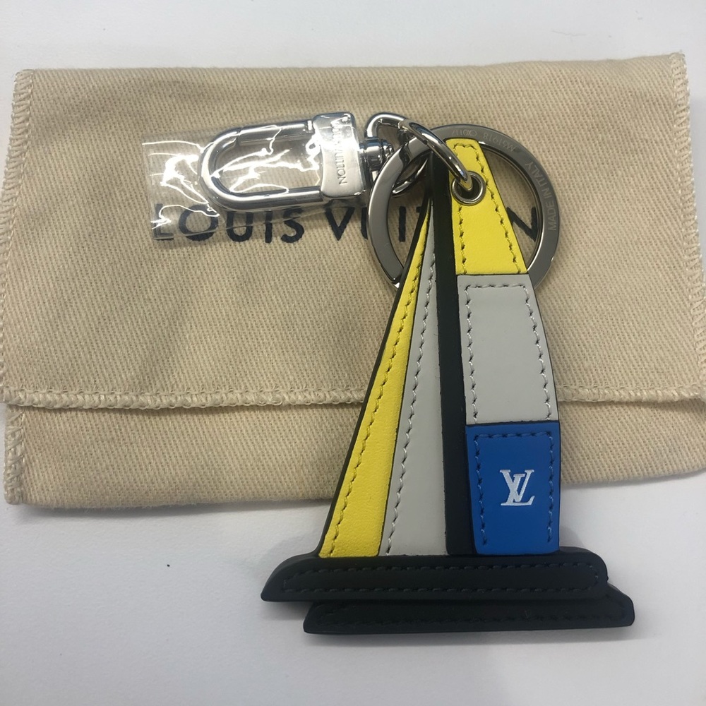 Louis VUITTON Latitude Sailboat Charm Key Holder